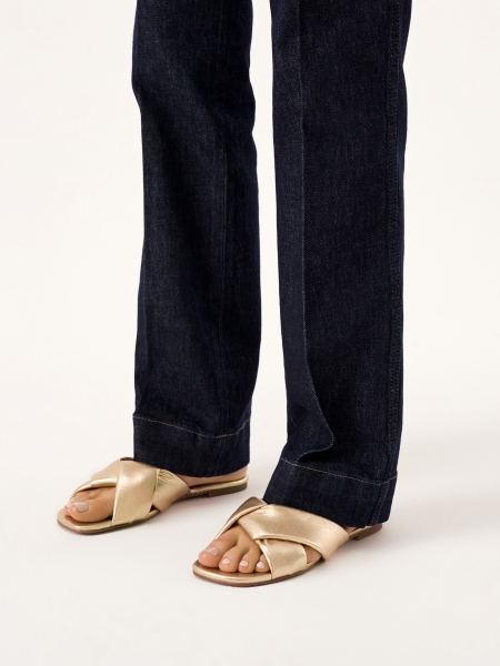 Platte slides van goudkleurig leer ELANIE