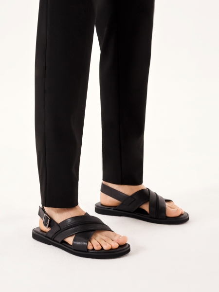 Leren zwarte sandalen met gesp OZERNOY