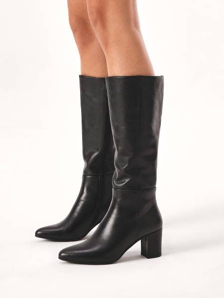 Zwarte laarzen op een paal  ELINE