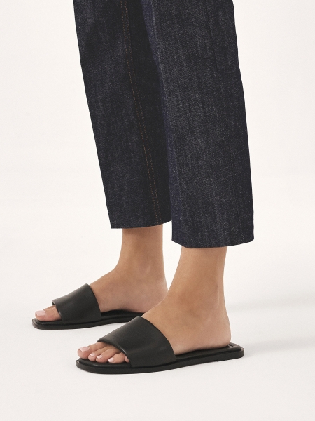 Zwarte glijbanen op een platte zool  ALTEA