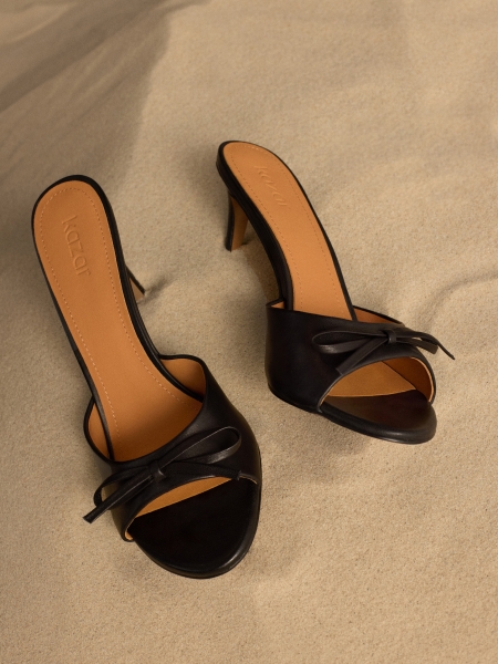 Zwarte muiltjes op een hoge naaldhak  AUDE