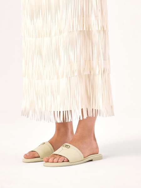 KAZAR dia's in crèmekleurig leer met monogram JOVITE