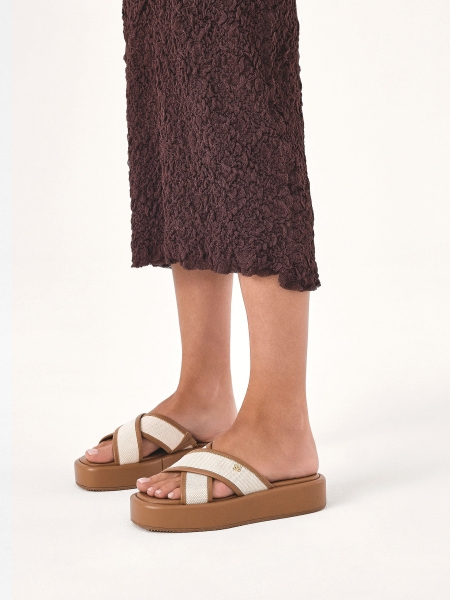 Bruine glijbanen van leer en canvas  AQUA