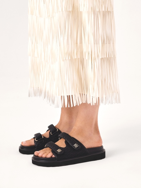 Slippers van zwart leer met reliëf op een comfortabele zool DESIRE