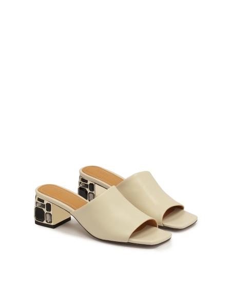 Elegante muiltjes op een hak versierd met stenen  CARLYN