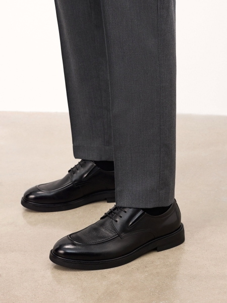 Zwarte schoenen met decoratieve stiksels TIMONES