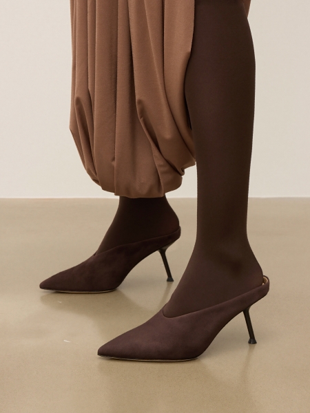 Bruine muiltjes op een gebogen pin  KS ELYSIE