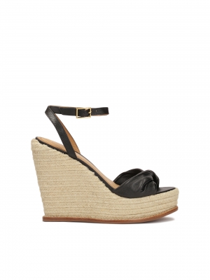 Zwarte leren sandalen op een plateau