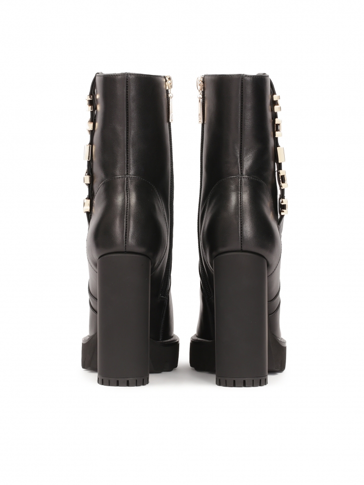 Leren laarzen met matte hak versierd met letters MORENA