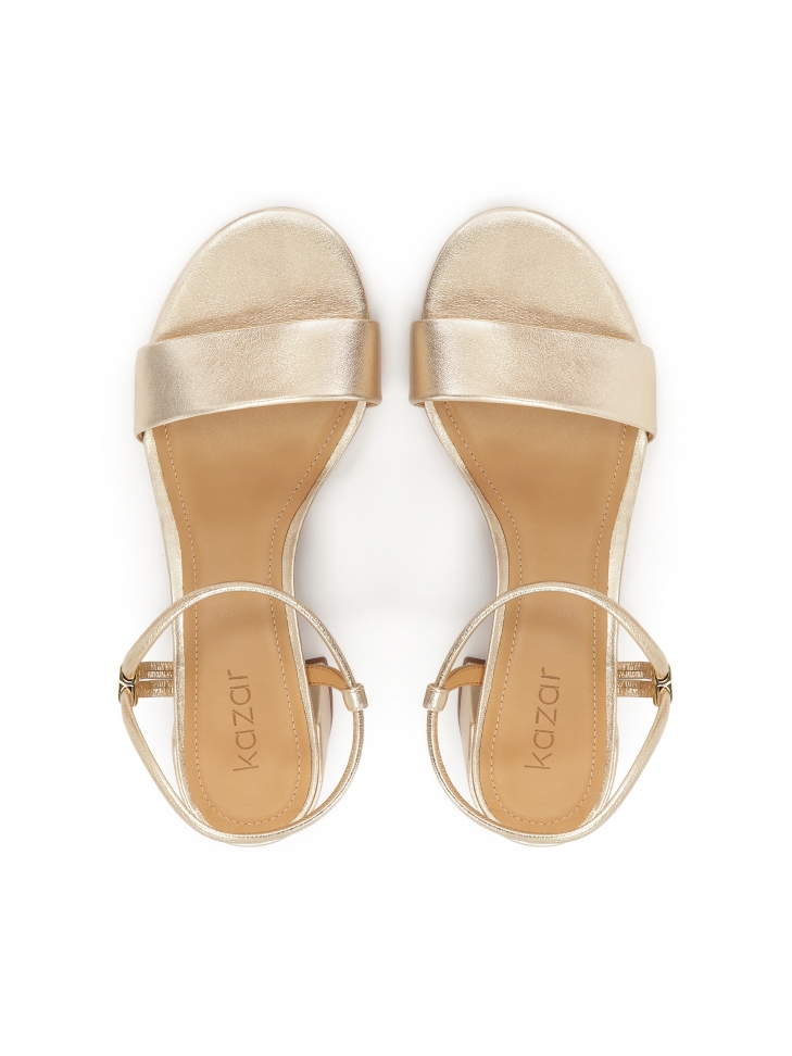Gouden sandalen met unieke sluiting NORA