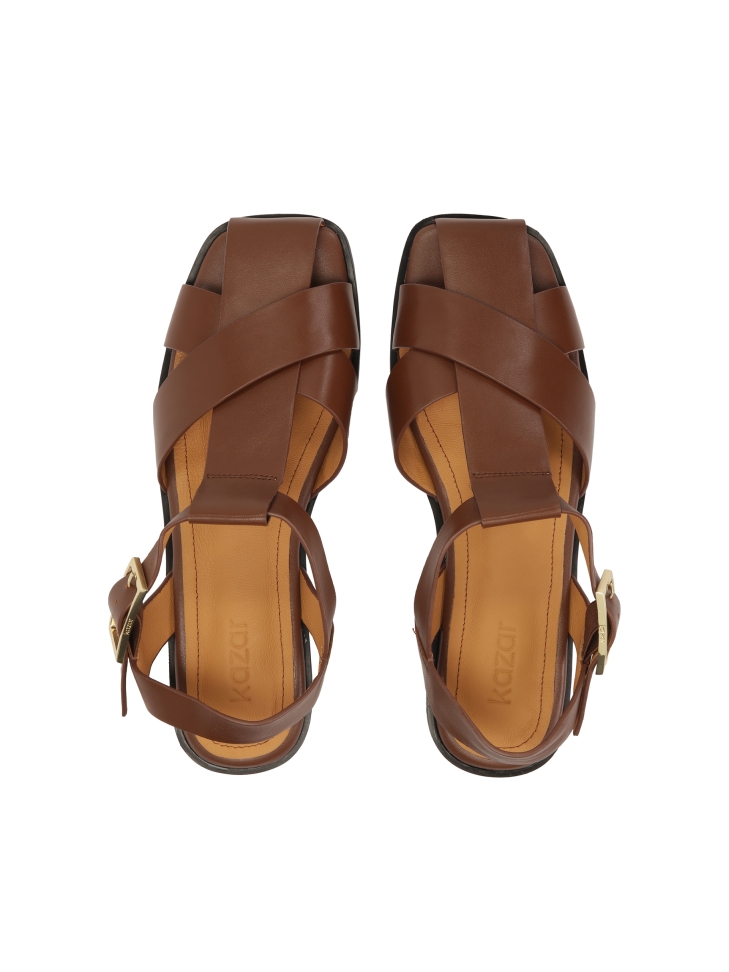 Bruine sandalen met een riempje aan de voorkant MANORI