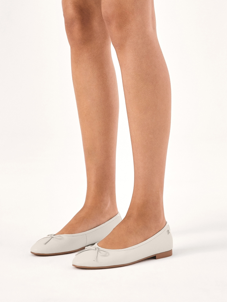 Witte leren ballerina's op een bruine zool EILEEN