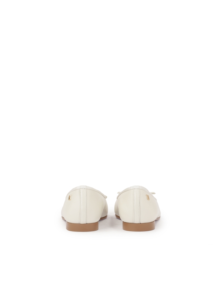 Witte leren ballerina's op een bruine zool EILEEN