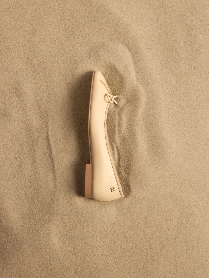 Crème ballerina's met een strik op de neus  EILEEN