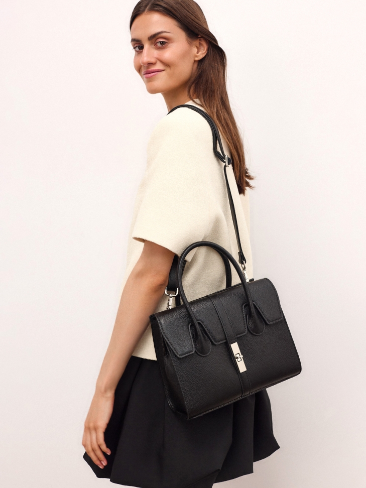 Zwarte handtas in de vorm van een hutkoffer FELICITE S