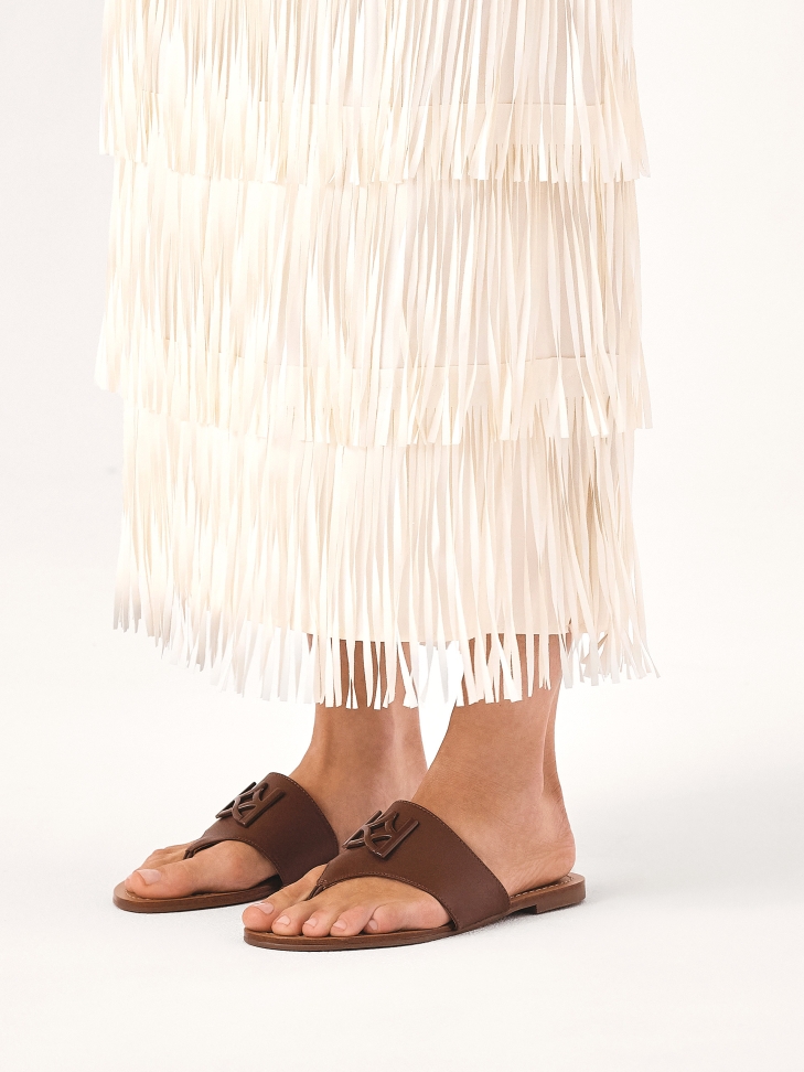 Leren teenslippers met monogram van KAZAR CITRINE