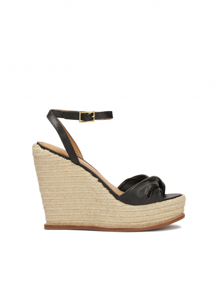 Zwarte leren sandalen op een plateau CARMINA