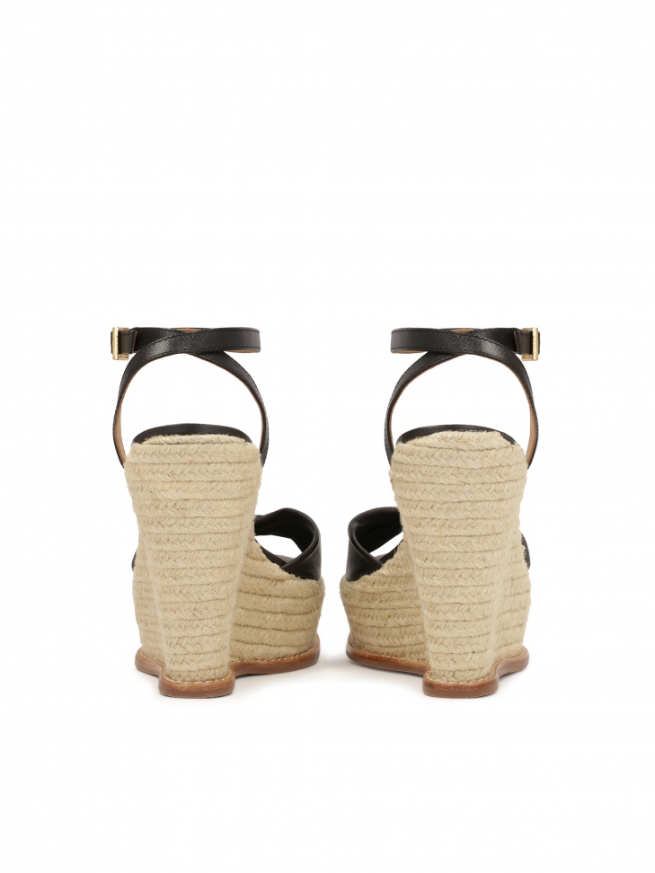 Zwarte leren sandalen op een plateau CARMINA