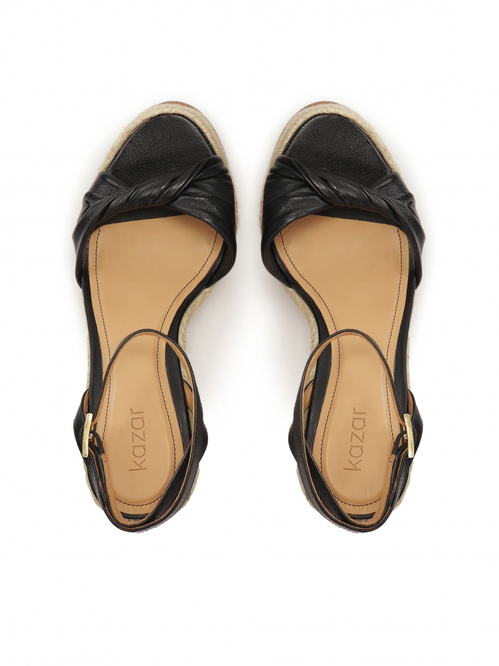 Zwarte leren sandalen op een plateau CARMINA