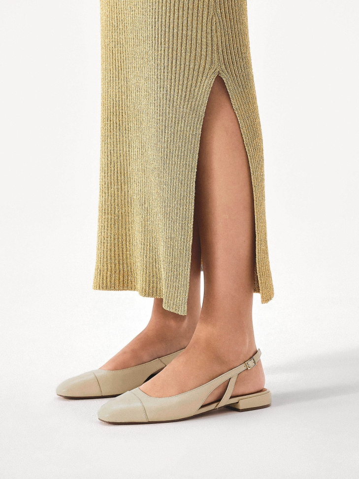 Crèmekleurige pumps met fijngesneden bovenwerk BRIZA