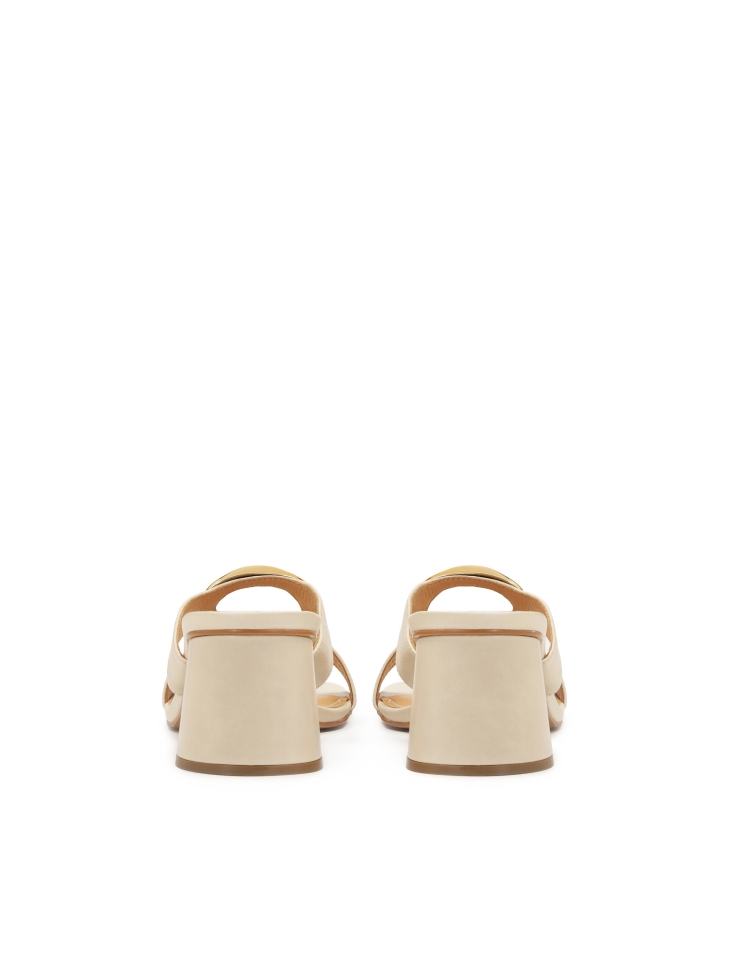 Leren muiltjes met metalen versieringen op bandjes NURI