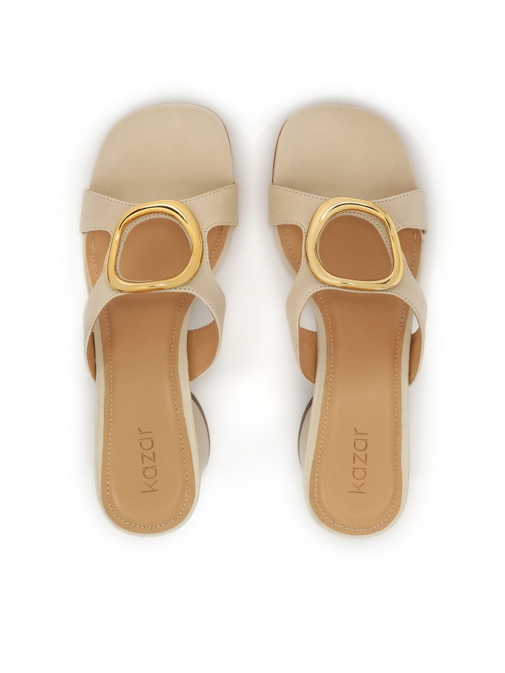 Leren muiltjes met metalen versieringen op bandjes NURI