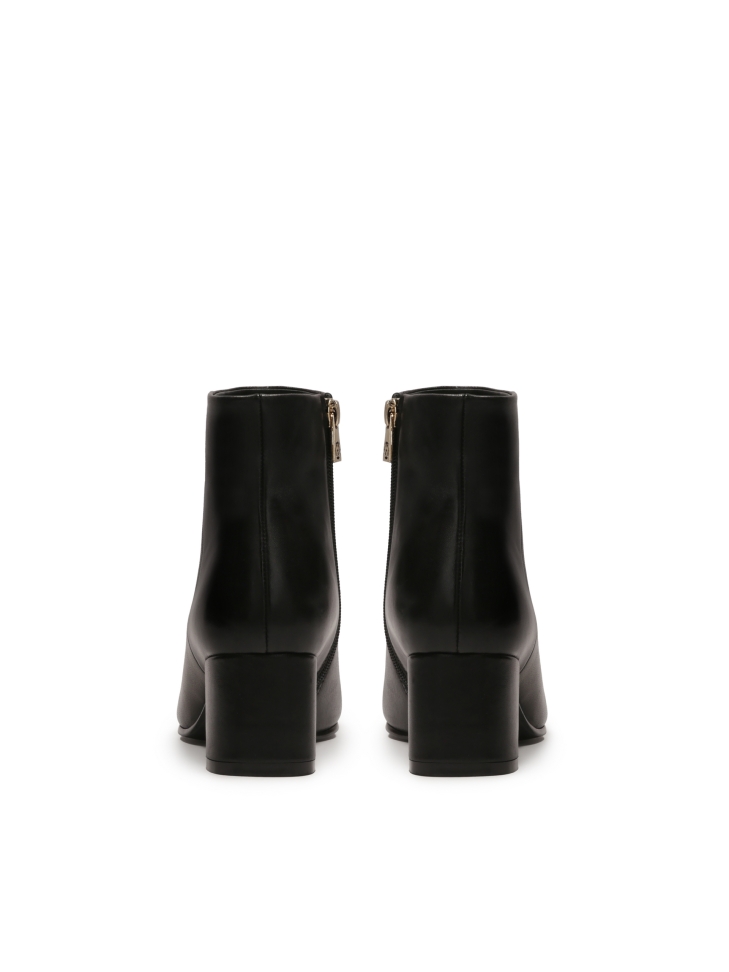 Zwarte leren laarzen op een paal ERDA