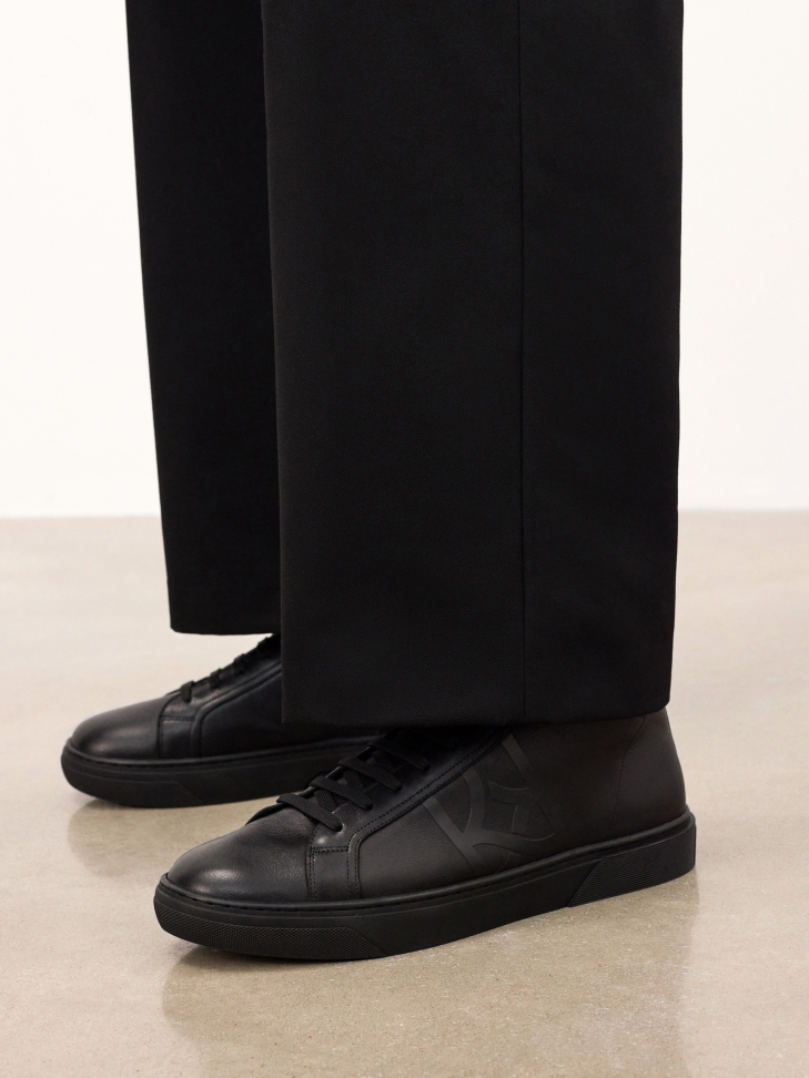 Zwarte enkelsneakers van natuurlijk leer met logo in reliëf AUGUSTINNO