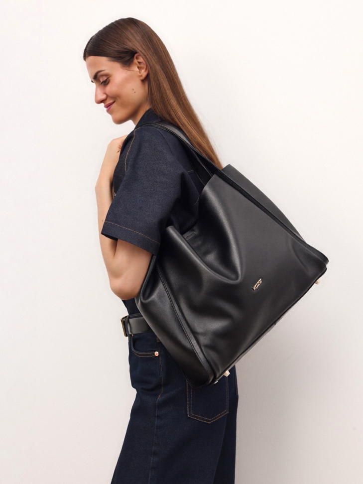 Zwarte losvallende handtas met dubbel handvat ARINE