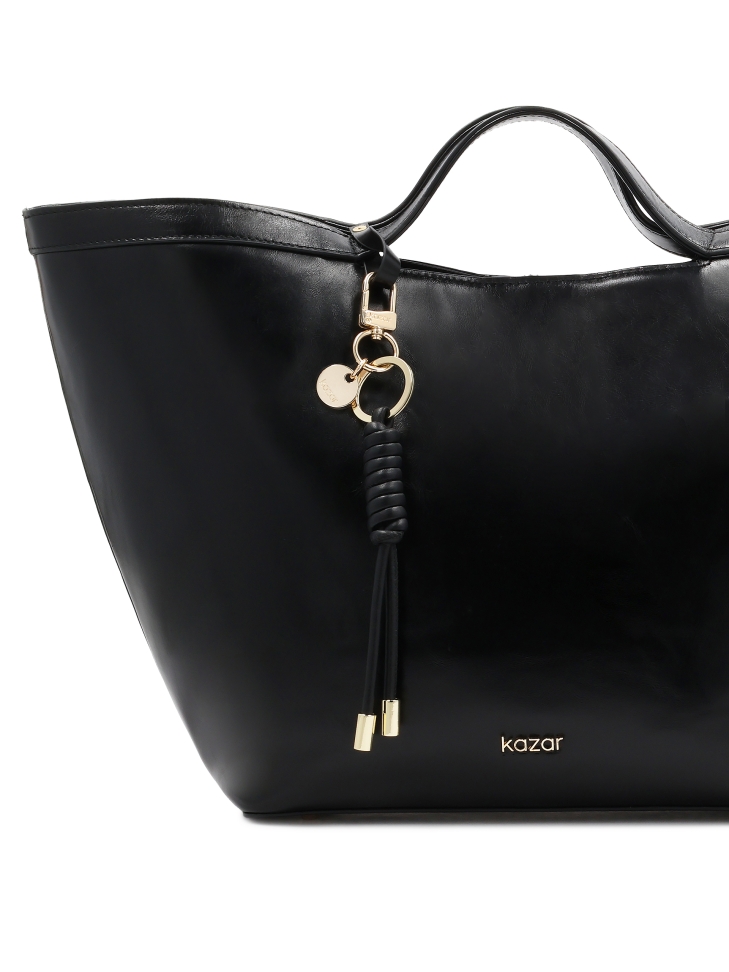 Zwarte sleutelhanger van natuurlijk leer met gouden details LILYANA